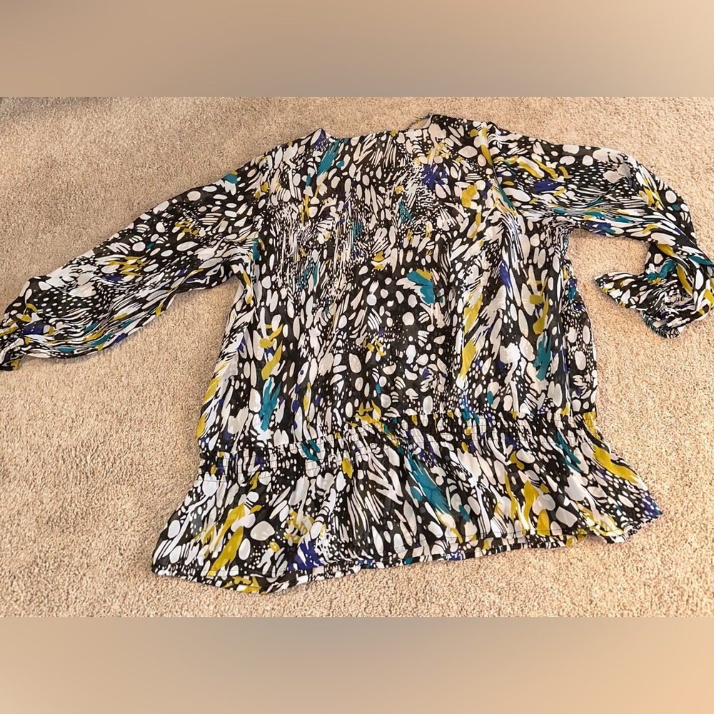 Fashion Bug bold abstract print smocked elastic around the waist. Size 1X - Picture 5 of 10